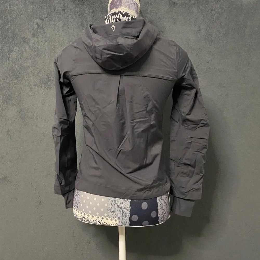 Ivivva Lululemon Radiantly Rain Jacket Girls 8 Gray Lined Logo Waterproof Hooded